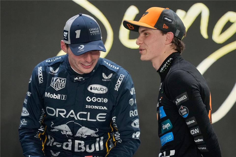 Wird für WM-Spitzenreiter Oscar Piastri (r) Titelverteidiger Max Verstappen noch zur Gefahr?Vincent Thian/AP/dpa