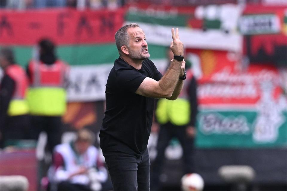 Wird gegen den FC Bayern taktisch ziemlich gefordert sein: Augsburg-Coach Baum. (Archivbild)David Inderlied/dpa
