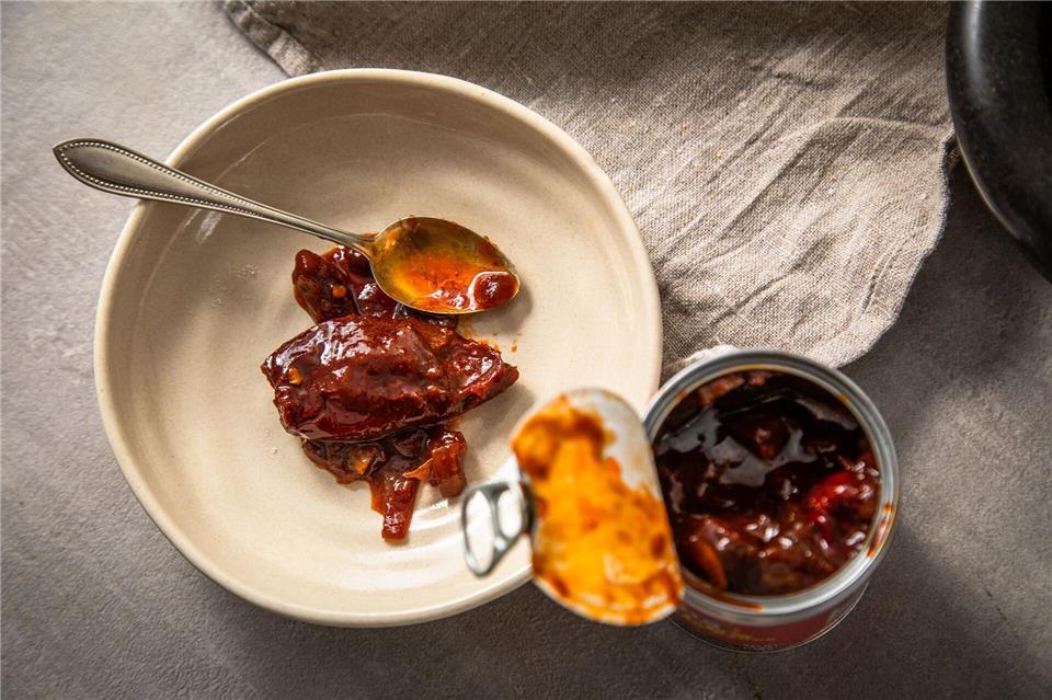 Wird gern zu den Tacos serviert: Chipotle Chilis in Adobo-Sauce aus der Dose. Das sind reife geräucherte Jalapenos-Chilli-Schoten in einer speziellen dicken würzig-pikanten Tomatensoße mit Essig. Christin Klose/dpa-tmn