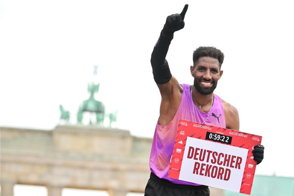 Wird in Frankfurt zum Gejagten: Marathon-Rekordler Amanal Petros. (Archivbild)Sebastian Gollnow/dpa