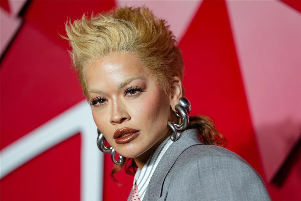 Wird in Hamburg erwartet: Schauspielerin und Sängerin Rita Ora tritt in der Hafencity auf - mehr als ein Jahr später als zunächst geplant. (Archivfoto)Scott A Garfitt/Invision/AP/dpa