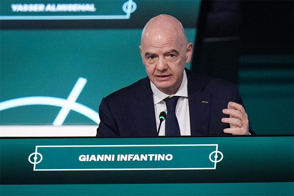 Wird jetzt auch von Fan-Vereinigungen massiv angegangen: Gianni Infantino. (Archivbild) Darryl Dyck/The Canadian Press/AP/dpa