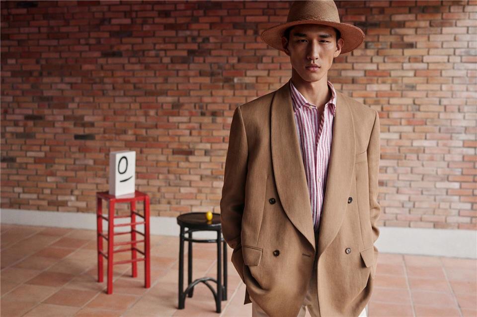 Wird jetzt lässig, in eher weitem Schnitt und gern doppelreihig getragen: das Sakko. Hier ein Beispiel von Loro Piana (Doppelreihige Jacke 4.500 Euro, Leinenshirt ca. 950 Euro, Hose ca. 1.000 Euro, Hut ca. 750 Euro). Mario Sorrenti/Successió/ADAGP, Paris, 2026/dpa-tmn