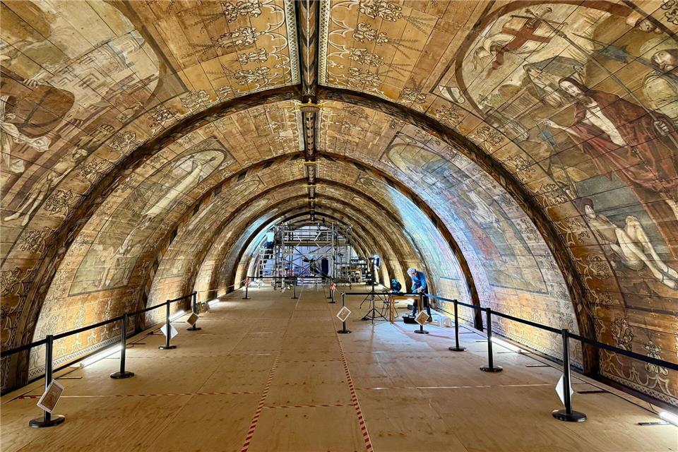Wird restauriert: das gut 700 Quadratmeter große hölzerne Tonnengewölbe der Grote Kerk mit den Deckengemälden.Wolfgang Stelljes/dpa-tmn