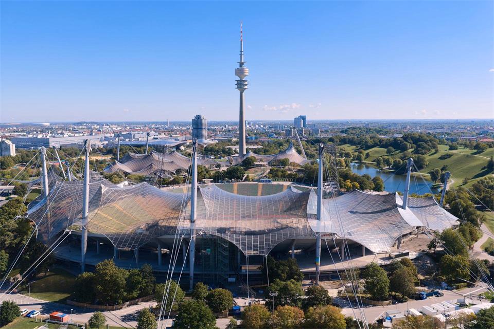 Wird schon jetzt zukunftsfit gemacht - aber reicht das? Das Münchner Olympiastadion.Sven Hoppe/dpa