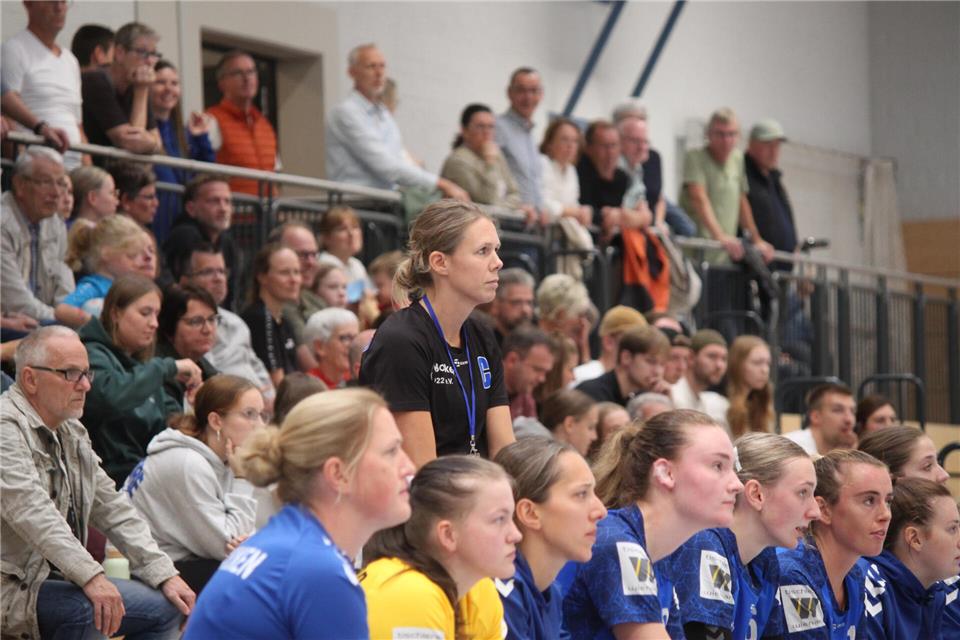 Gegen TV Ratingen soll der erste Borkener Sieg her Wird von Fabienne Lechtenberg auf der Bank vertreten: TV Borkens Trainerin Eva Westheider (Mitte in dunklem TVB-Shirt).