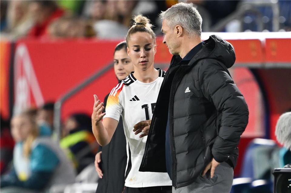 Wird wohl auf Dauer Kapitänin bei Christian Wück: Giulia Gwinn (l).Sebastian Christoph Gollnow/dpa