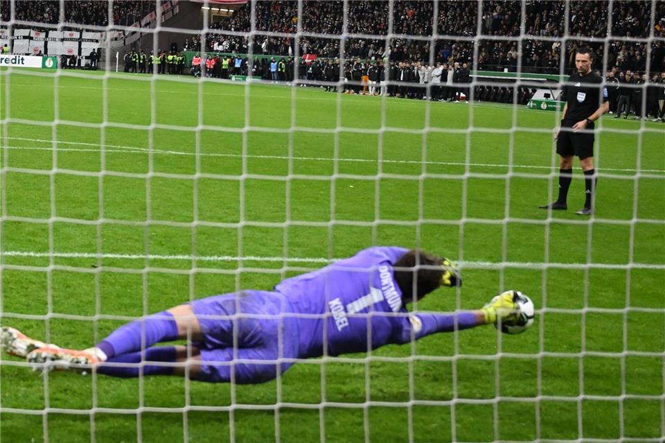 BVB gewinnt Krimi in Frankfurt - Wolfsburg und Augsburg raus  Wird zum Helden: Gregor Kobel im BVB-TorArne Dedert/dpa