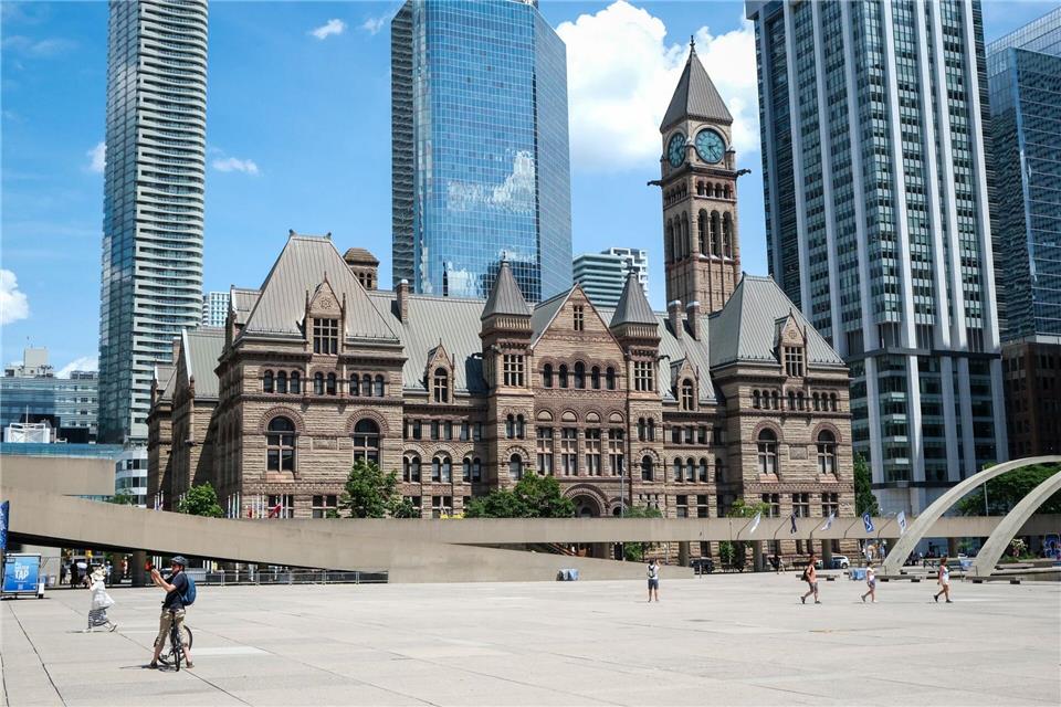 Wirkt, wie aus der Zeit gefallen: das alte Rathaus Torontos umgeben von modernen Hochhäusern.Christoph Jänsch/dpa-tmn