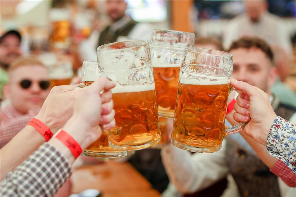 Wirte führten in den vergangenen Jahren vor allem Materialengpässe und gestiegene Kosten für Personal und Energie als Gründe für die Preissteigerungen an.(Archiv) Christoph Schmidt/dpa