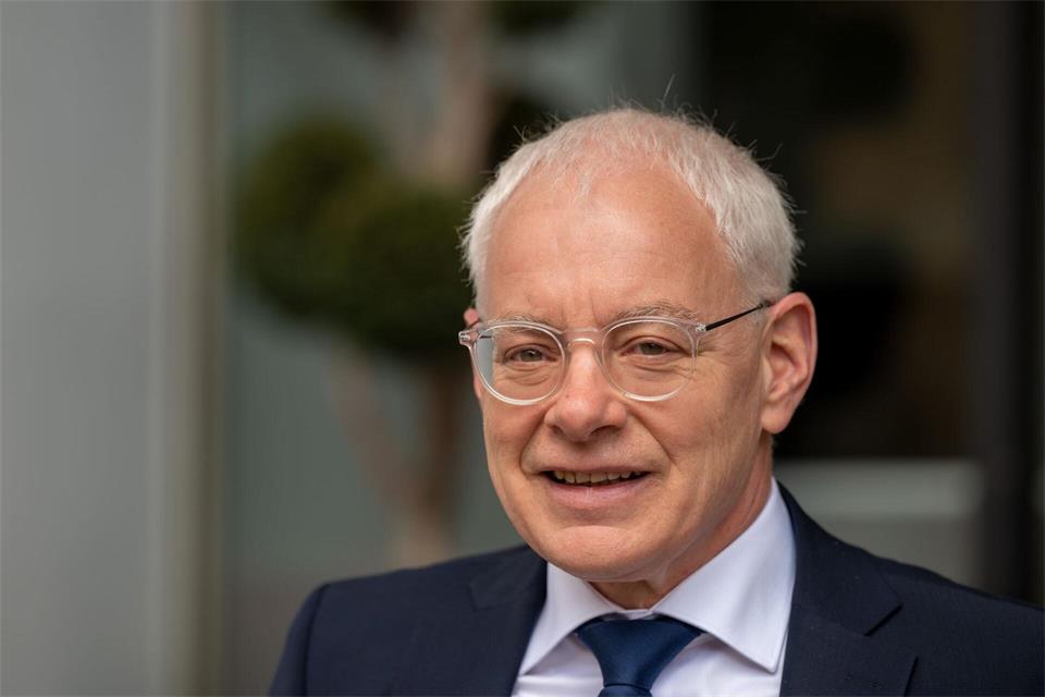Wirtschafts- und Digitalminister Jürgen Barke (SPD) will die Digitalisierungs-Strategie des Landes in seinem Hause zentral steuern. (Archivbild) Harald Tittel/dpa