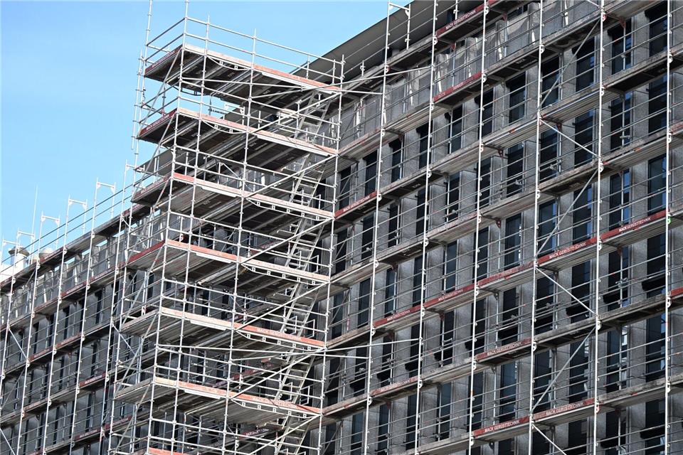 Wirtschaftsbau boomt im Osten aber der öffentliche Bau schwächelt. (Archivbild)Bernd Weißbrod/dpa