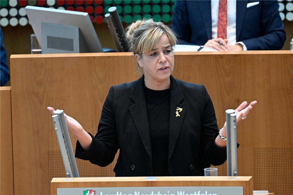 Wirtschaftsministeirn Mona Neubaur hat sich in einer Aktuellen Stunden zum gekippten Regionalplan Ruhr geäußert. (Archivbild)Roberto Pfeil/dpa