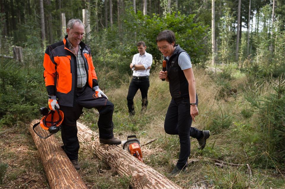 Wirtschaftsminister Aiwanger machte sich in der Nähe von Spiegelau ein eigenes Bild. (Handoutbild)Bastian Brummer/StMWi/dpa