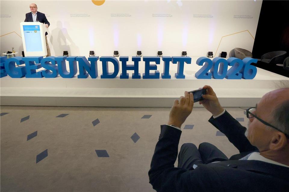 Wirtschaftsminister Blank (re, sitzend) fotografiert Tagespräsident Zygmunt (li, stehend).A7120 Bernd Wüstneck/dpa