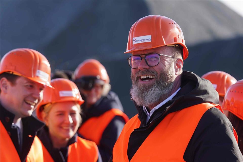 Wirtschaftsminister Claus Ruhe Madsen (CDU) hat eine neue Hafenstrategie. (Archivbild)Marcus Brandt/dpa