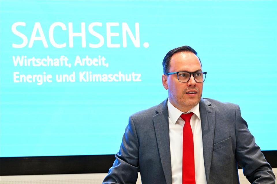 Fachkräftemangel bleibt große Hürde für Sachsens Betriebe Wirtschaftsminister Dirk Panter (SPD) attestiert den sächsischen Unternehmen Stärke und Anpassungsfähigkeit. (Archivbild)Elisa Schu/dpa