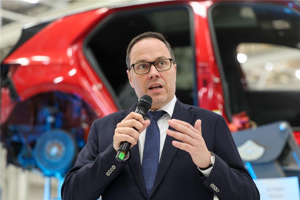 Wirtschaftsminister Dirk Panter (SPD) betonte, das Werk in Zwickau sei das produktivste und innovativste im Fahrzeugbau von VW. (Archivbild)Jan Woitas/dpa