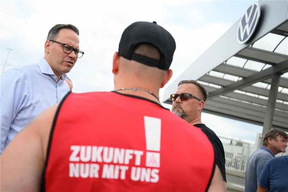Wirtschaftsminister Dirk Panter (SPD) hat ein Joint Venture mit einem chinesischen Hersteller für das VW-Werk in Zwickau bereits mehrfach ins Spiel gebracht. (Archvibild)Hendrik Schmidt/dpa