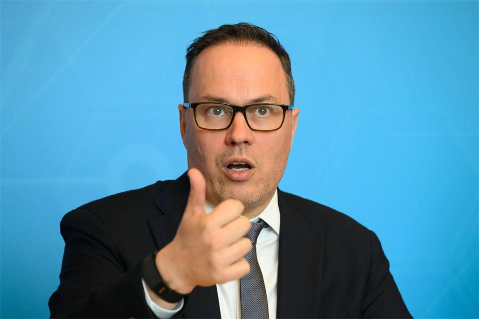 Wirtschaftsminister Dirk Panter wirbt in Taiwan und Vietnam für Sachsens Wirtschaft. (Archivbild)Robert Michael/dpa