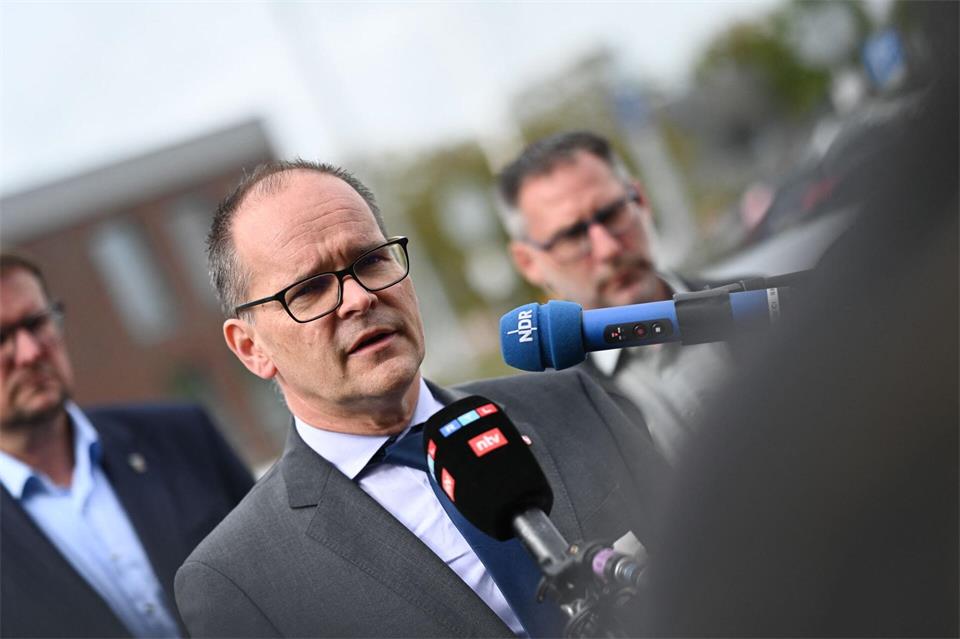 Wirtschaftsminister Grant Hendrik Tonne (SPD) besuchte spontan das Emder VW Werk. Lars Penning/dpa