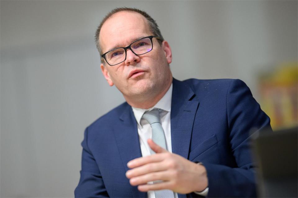 Wirtschaftsminister Grant Hendrik Tonne (SPD) plädiert für eine Übergewinnsteuer. Julian Stratenschulte/dpa