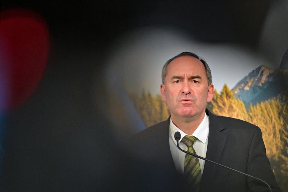 Wirtschaftsminister Hubert Aiwanger (Freie Wähler) hofft auf eine große Nutzung von Gewässerthermie in Bayern. (Archivbild)Malin Wunderlich/dpa