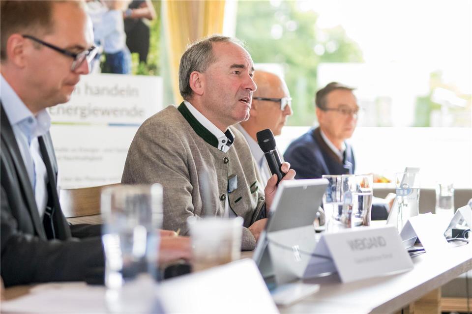 Wirtschaftsminister Hubert Aiwanger sieht großes Energiepotenzial in Bayerns Seen und Flüssen. Tobias Hase/dpa