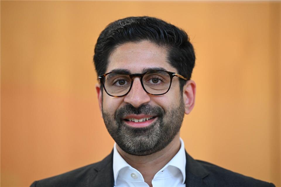 Wirtschaftsminister Kaweh Mansoori (SPD) will etwas zum Kultusetat beisteuern. (Archivbild)Arne Dedert/dpa