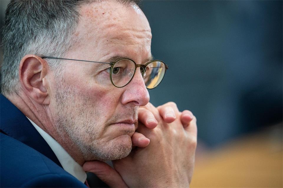 Wirtschaftsminister Michael Ebling (SPD) drängt auf die weitere Ertüchtigung der Stromnetze. (Archivbild)Hannes Albert/dpa
