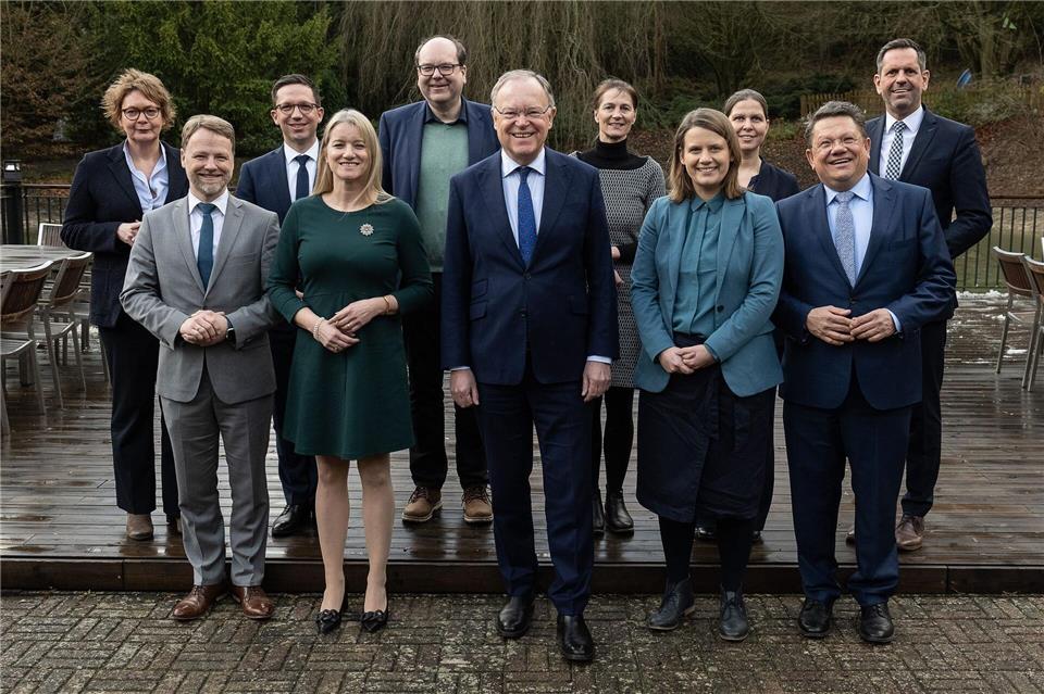 Wirtschaftsminister Olaf Lies, hier hinten rechts, rückt in die erste Reihe vor. (Archivbild)Swen Pförtner/dpa