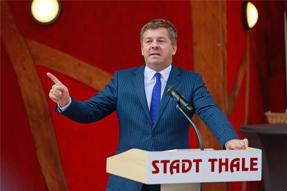 Wirtschaftsminister Sven Schulze spricht zur Eröffnung eines neuen Hexendorfes im Harz.Matthias Bein/dpa