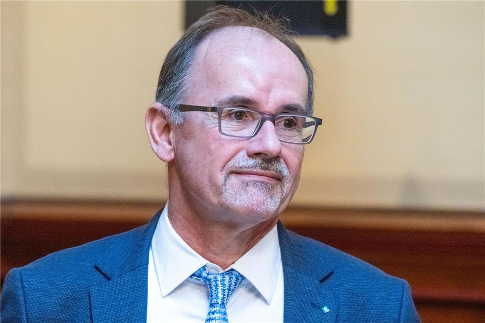 Wirtschaftsminister Wolfgang Blank (parteilos) nimmt einen Monat nach seinem schweren Autounfall wieder erste Termine wahr. (Archivbild)Stefan Sauer/dpa