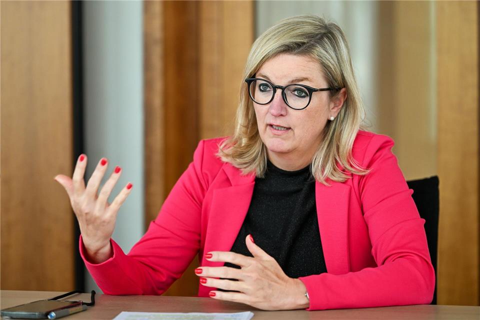 Wirtschaftsministerin Martina Klement (CSU) wirbt offensiv um die Ansiedlung neuer Unternehmen der Sicherheits- und Verteidigungsbranche. Soeren Stache/dpa