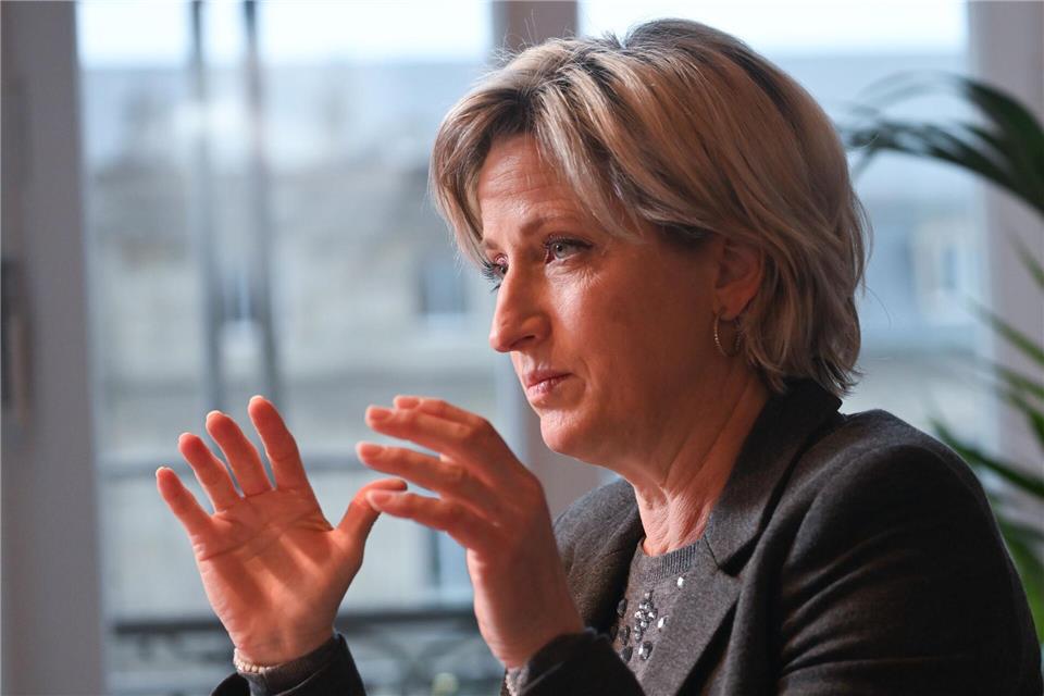 Wirtschaftsministerin Nicole Hoffmeister-Kraut sorgt sich um Autoindustrie. (Archivbild)Bernd Weißbrod/dpa