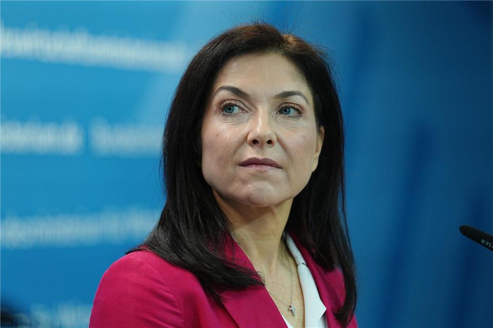 Wirtschaftsministerin Reiche erwartet von der Branche eine volle Weitergabe der Steuersenkung. (Archivbild) Kay Nietfeld/dpa