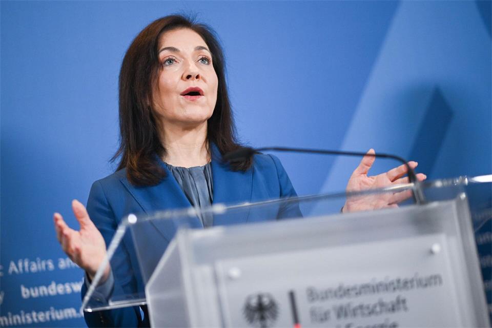 Wirtschaftsministerin Reiche sieht angesichts der möglichen rot-grün-roten Koalition in Berlin eine Gefahr für den Standort. (Archivbild)Britta Pedersen/dpa