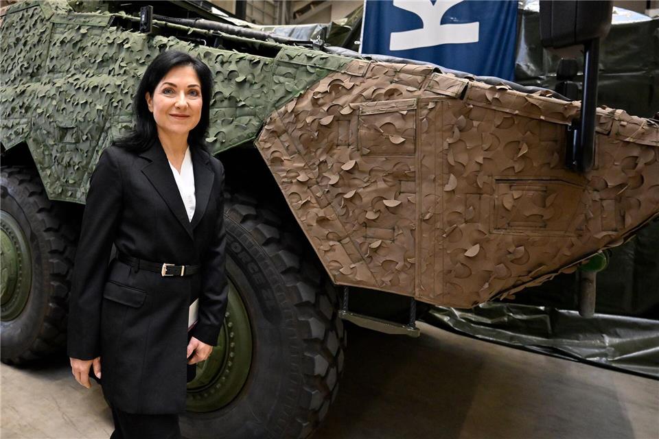 Reiche: Rüstungsindustrie essenziell für deutsche Wirtschaft Wirtschaftsministerin Reiche vor einer Artillerie-Radhaubitze vom Typ RCH 155. Swen Pförtner/dpa