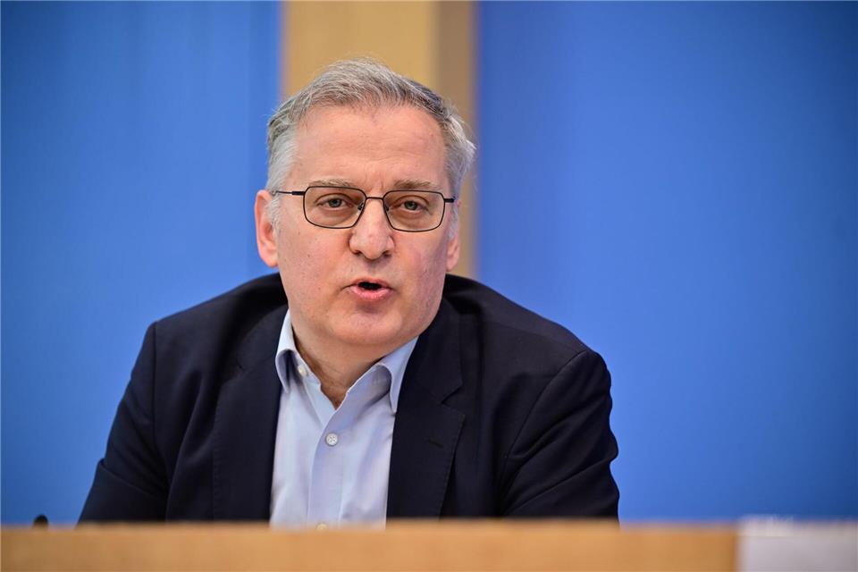 Wirtschaftsprofessor Torsten Schmidt sieht erst einen zarten Lichtblick am Konjunkturhimmel ab 2027. (Archivbild)Sebastian Christoph Gollnow/dpa