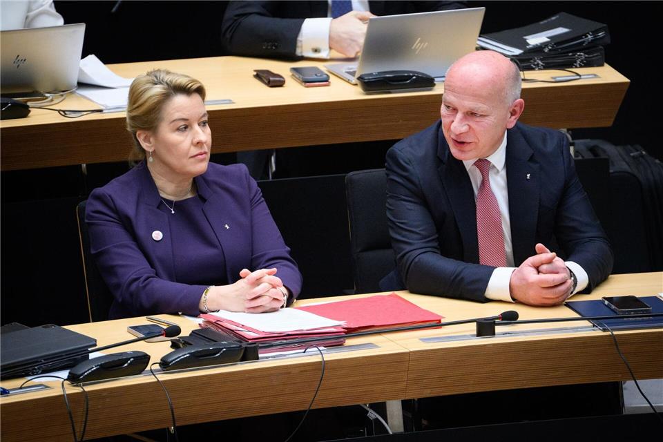 Wirtschaftssenatorin Franziska Giffey (SPD) und Berlins Regierender Bürgermeister Kai Wegner (CDU) sind beim Thema Expo nicht immer einer Meinung. (Archivbild) Bernd von Jutrczenka/dpa