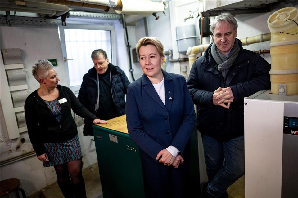 Wirtschaftssenatorin Franziska Giffey (SPD,M), Heimleiterin Ricarda Stein (l) und Heizungsmonteur Thomas Haun (r), Heizungsmonteur. Fabian Sommer/dpa