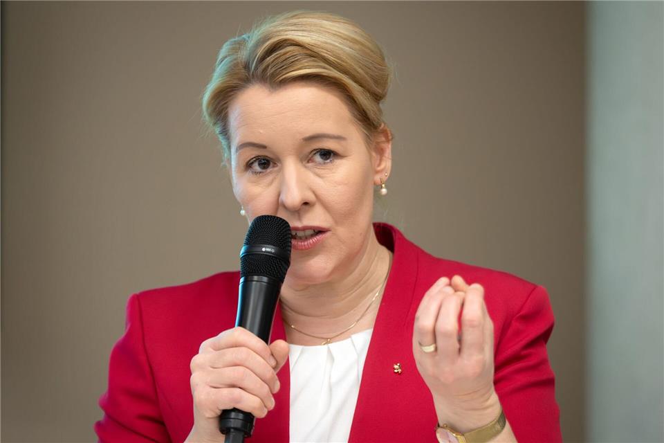 Wirtschaftssenatorin Franziska Giffey hofft für 2026 auf ein Wirtschaftswachstum in Berlin von 1,8 Prozent. (Archivbild)Soeren Stache/dpa