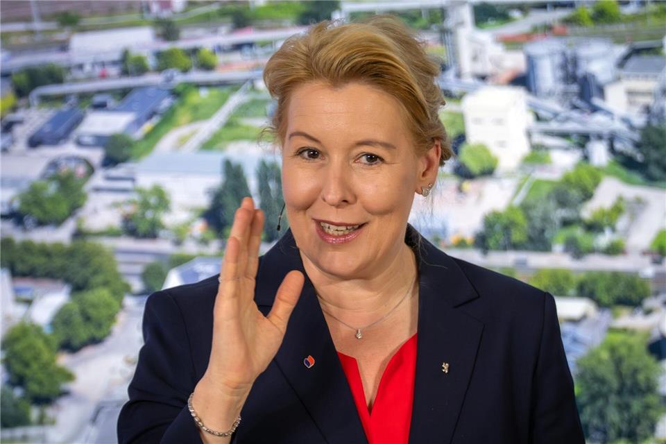 Wirtschaftssenatorin Franziska Giffey sieht die Berliner Energie und Wärme GmbH (BEW) auf gutem Kurs. Soeren Stache/dpa