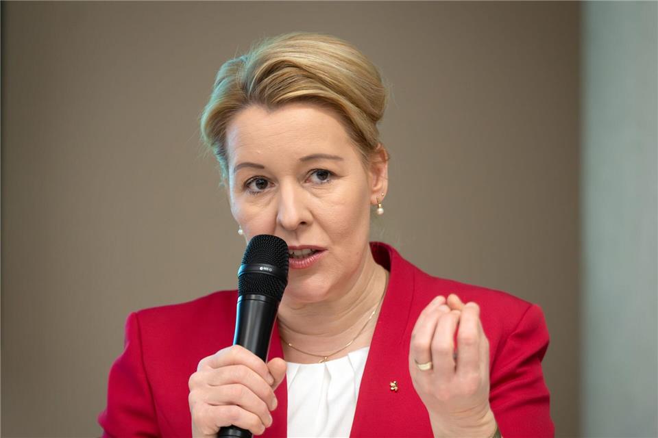 Wirtschaftssenatorin Giffey sieht auch die Unternehmen in der Pflicht, sich zu schützen.Soeren Stache/dpa