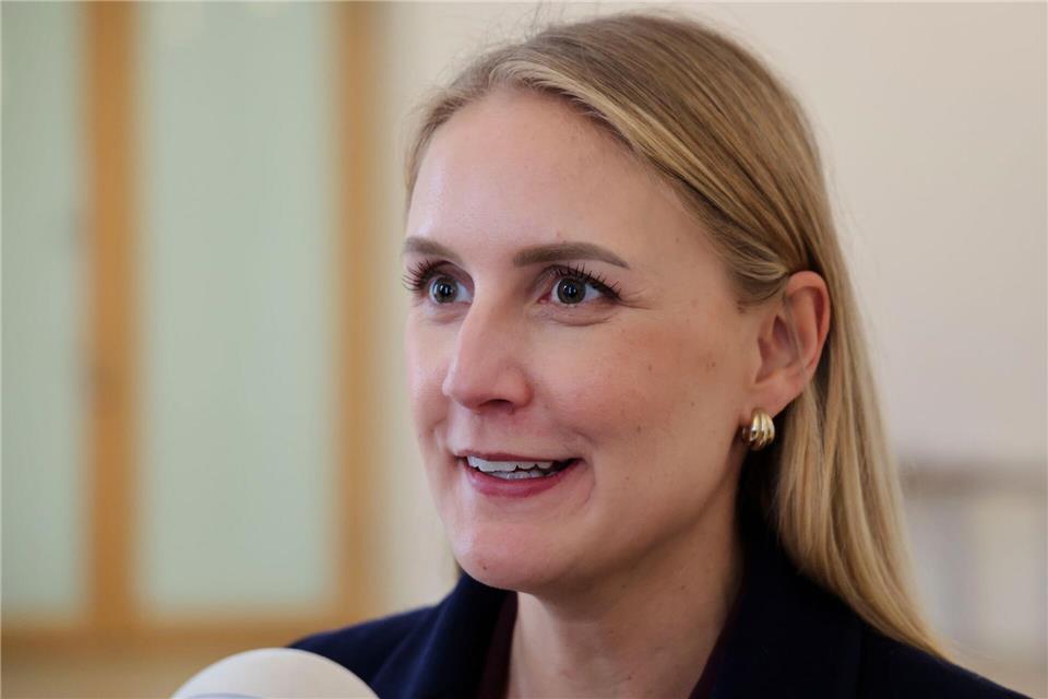Wirtschaftsstaatssekretärin Julia Carstens (CDU) will das Einkaufen auf dem Land erleichtern. (Archivbild)Frank Molter/dpa