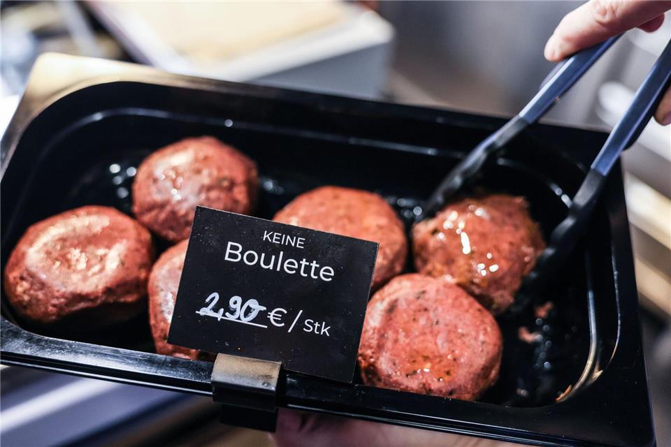 Darf ein Schnitzel aus Soja sein? Wirtschaftsvertreter warnen vor möglichen Schäden für Unternehmen. (Symbolbild) Oliver Berg/dpa