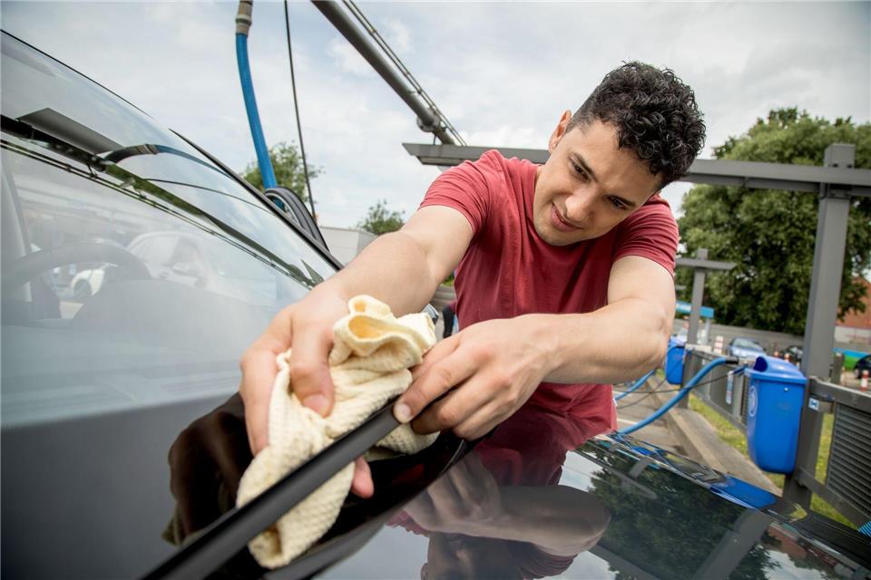 Wischer sauber, Sicht klar: Beim Frühjahrsputz am Auto die Wischerblätter vorsichtig mit einem weichen Tuch und Wischwasser reinigen – scharfe Reiniger können die Gummis angreifen.picture alliance/dpa/dpa-tmn