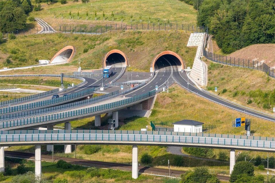 Wissen für den Ernstfall: Wer durch einen Tunnel fährt, sollte die Verhaltensregeln für Notfälle kennen.Christopher Schmid/Fernstraßen-Bundesamt/dpa-tmn