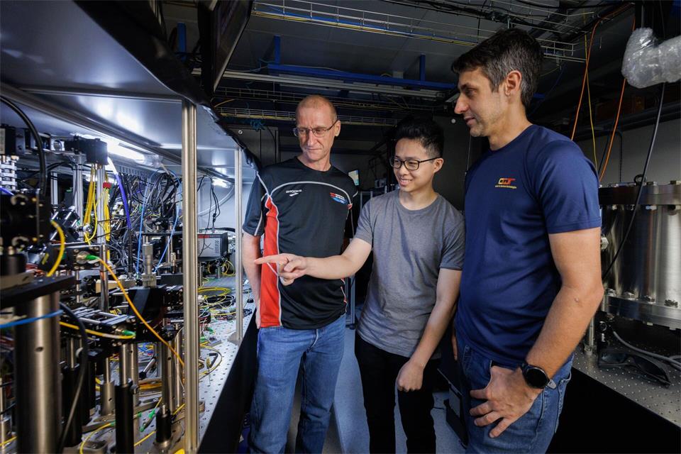 Wissenschaftler der National University of Singapore - im Bild von links nach rechts Teamleiter Murray Barrett, Michael Lee und Kyle Arnold - haben die aktuell genaueste Atomuhr der Welt gebaut. ---/Centre for Quantum Technologies/National University of Singapore/dpa