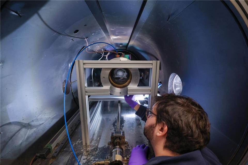 Wissenschaftler des Leibniz-Instituts für Oberflächenmodifizierung (IOM) erarbeiten mit einer Referenz-Ionenquelle im Verbund mit dem Deutschen Luft- und Raumfahrtzentrum (DLR) die Grundlagen für einen europäischen Standard für diese Art von Triebwerken für Raumfahrzeuge. Jan Woitas/dpa